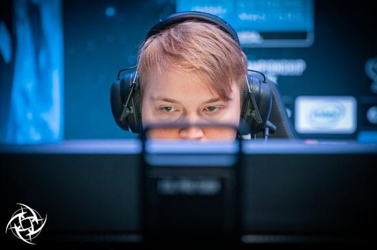 MLBB继续领跑手游下载榜单 决胜巅峰国服即将上线